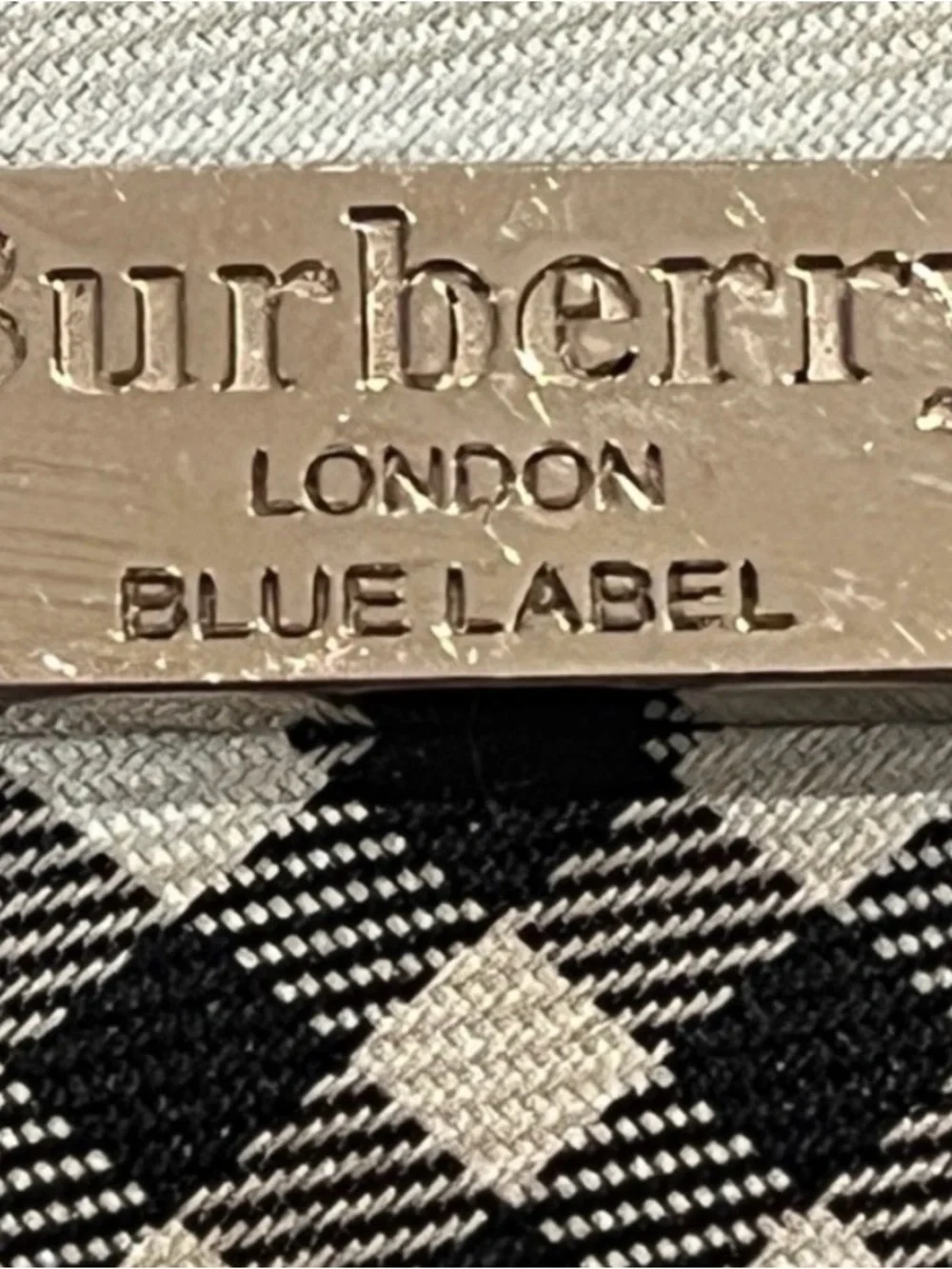 Authentic Burberry Beige Black Red
Check Wallet with Tan Trim Blue Label - Picture 3 of 10
